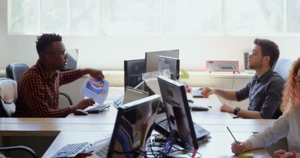 Vista Lateral Del Joven Equipo Negocios Carreras Mixtas Trabajando Escritorios — Vídeos de Stock