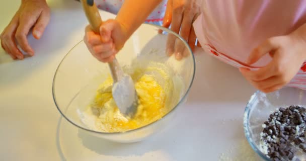 Εμπρόσθια Όψη Της Μητέρα Και Κόρη Ψήσιμο Cookies Στην Κουζίνα — Αρχείο Βίντεο