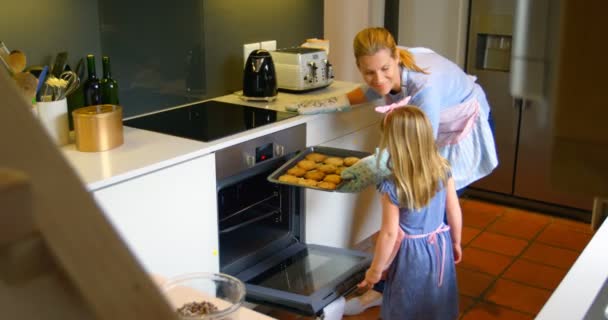 Vista Lateral Jovem Mãe Filha Caucasiana Fazer Biscoitos Cozinha Casa — Vídeo de Stock
