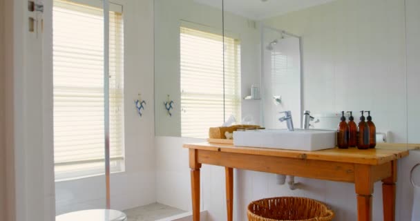 Moderní Koupelna Umyvadlem Doma Dřez Dřevěný Stůl — Stock video