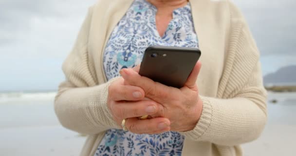 Средняя Часть Старой Кавказской Пожилой Женщины Пользуется Мобильным Телефоном Пляже — стоковое видео