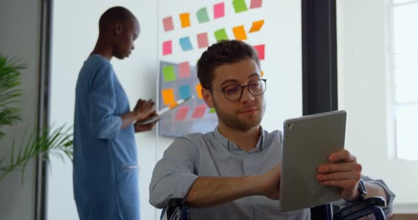 Čelní Pohled Zakázat Mladých Kavkazské Podnikatel Pracuje Digitálním Tabletu Při — Stock video