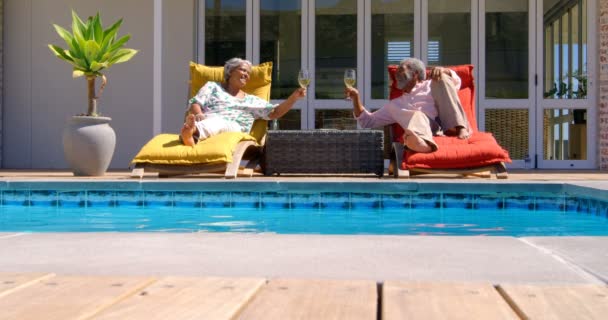 Vista Frontal Pareja Negra Ancianos Relajándose Las Tumbonas Piscina Patio — Vídeos de Stock