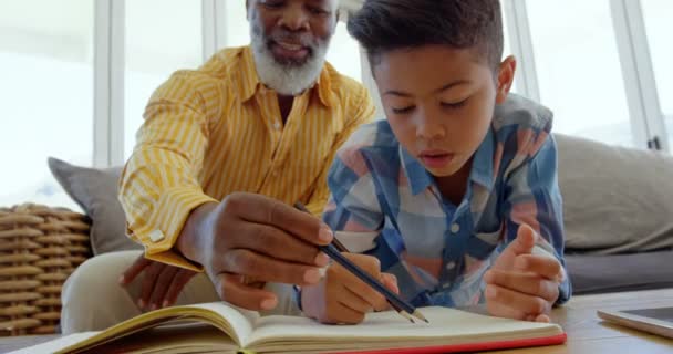 Čelní Pohled Zralých Černých Otce Svého Syna Pomáháme Dětem Úkoly — Stock video