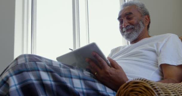 Front View Senior Black Man Sitting Couch Using Digital Tablet — Stock Video