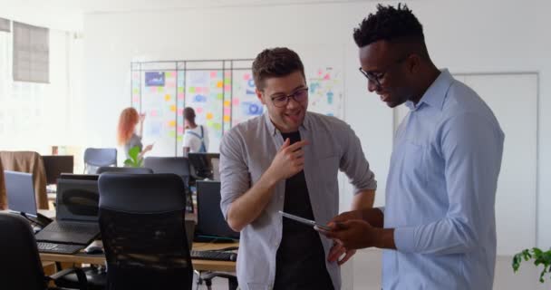 近代的なオフィスに手を振る若い混血事業チームのフロント ビュー 笑みを浮かべて との会話 — ストック動画
