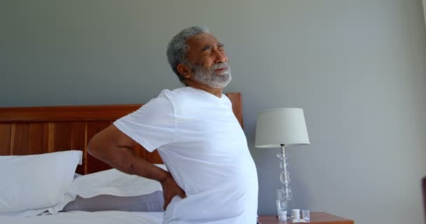 Вид Спереди Пожилого Чернокожего Мужчины Сидящего Кровати Удерживая Спину Удобном — стоковое видео