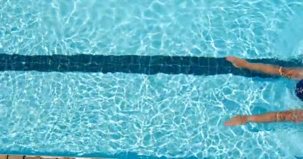 Erkek Yüzücü Içinde Kapalı Yüzme Havuzu Altında Yüzme Adam — Stok video