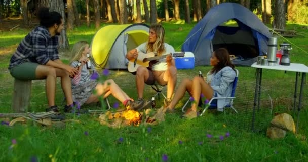 Amigos Divertindo Perto Fogueira Floresta Amigos Acampar Juntos — Vídeo de Stock