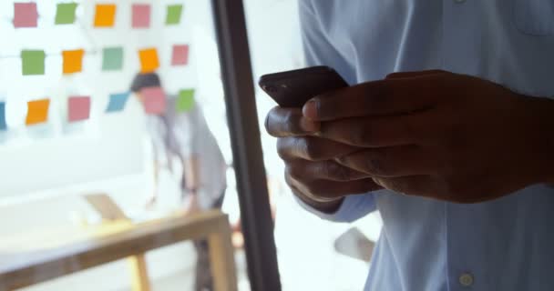 Nahaufnahme Eines Jungen Schwarzen Geschäftsmannes Der Einem Modernen Büro Smartphone — Stockvideo