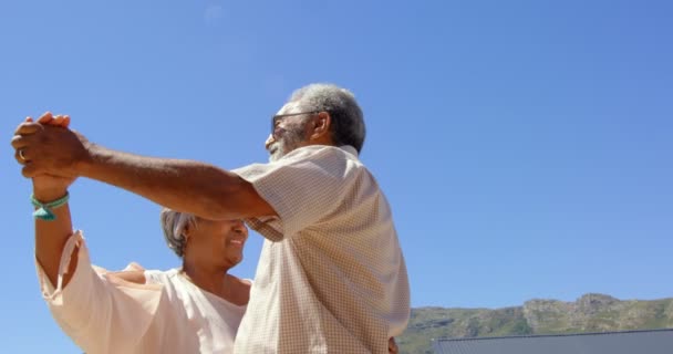 Lage Hoekmening Van Senior Zwart Paar Dansen Een Zonnige Dag — Stockvideo