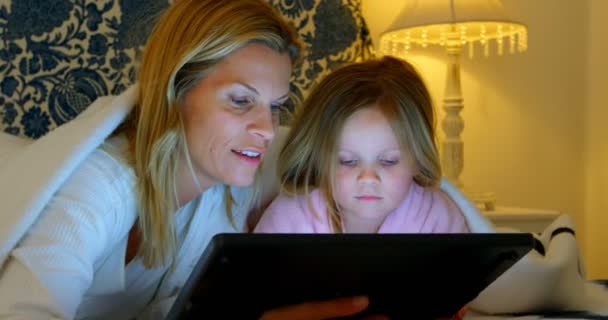 Vue Face Jeune Mère Fille Caucasienne Utilisant Une Tablette Numérique — Video