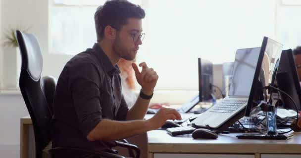 Vista Lateral Del Joven Equipo Negocios Caucásico Fresco Que Trabaja — Vídeos de Stock