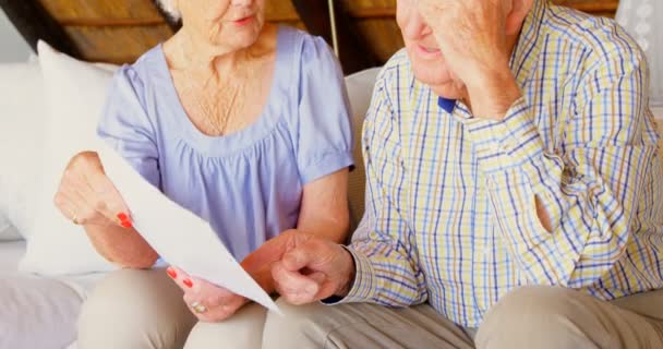 Vista Frontal Pareja Ancianos Caucásicos Discutiendo Sobre Las Facturas Entre — Vídeos de Stock