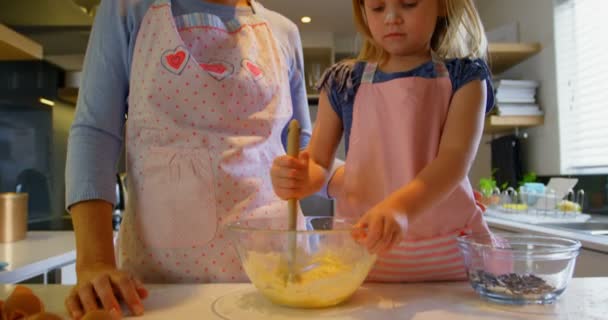 Vista Frontale Della Giovane Madre Figlia Caucasica Che Preparano Pasta — Video Stock