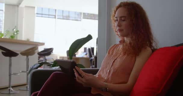 Vista Lateral Joven Mujer Negocios Caucásica Que Trabaja Tableta Digital — Vídeo de stock