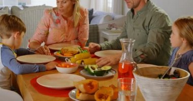 Genç Beyaz aile rahat bir ev yemek masasında yemek önden görünümü. Anne oğlu 4 k ile konuşmak