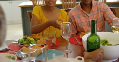 Siyah aile rahat bir ev yemek masasında yemek önden görünümü. Adam kadın cam 4 k şarap dökme