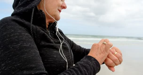 Widok Przodu Stary Kaukaski Kobieta Senior Pomocą Zegarka Smartwatch Słuchanie — Wideo stockowe