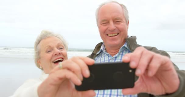 Vista Frontale Della Vecchia Coppia Anziani Caucasici Che Selfie Con — Video Stock