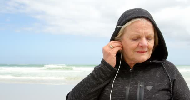 Вид Спереду Стару Кавказьку Старшу Жінку Яка Слухає Музику Навушниках — стокове відео