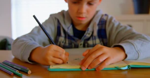 Vooraanzicht Van Blanke Jongen Zijn Huiswerk Aan Eettafel Een Comfortabel — Stockvideo