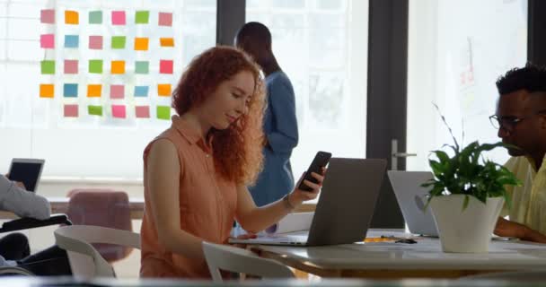 Vista Lateral Del Joven Equipo Negocios Mixto Sentado Mesa Trabajando — Vídeo de stock