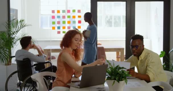Planlama Modern Bir Ofiste Çalışan Genç Karışık Irk Takım Yan — Stok video