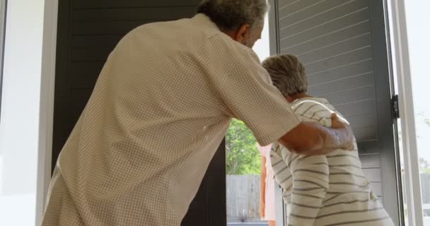Widok Starszy Czarny Para Powitanie Dzieci Drzwi Komfortowym Domu Tyłu — Wideo stockowe