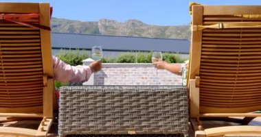 Dikiz siyah üst düzey çift rahatlatıcı havuzu şezlonglar evlerinin arka bahçesinde üzerinde. Kızartma ve içme şarap 4 k