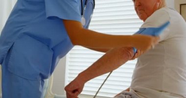 Komuta sizde evde kan basıncı ölçme genç Kafkas kadın doktor yan görünüm. Tansiyon Aleti 4 k kullanıyor