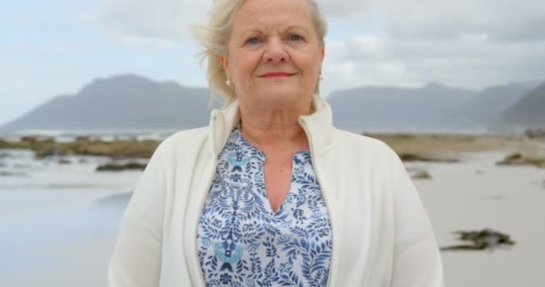 Framifrån Gamla Kaukasiska Senior Kvinna Som Står Vid Stranden Hon — Stockvideo