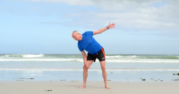Θέα Μπροστά Καυκάσια Γέρος Άσκηση Στην Παραλία Όμορφο Ουρανό Και — Αρχείο Βίντεο