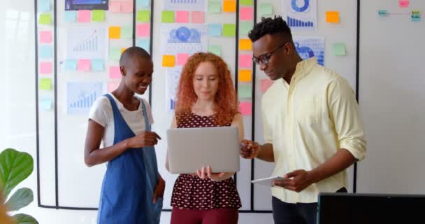 Tampilan Depan Muda Tim Bisnis Ras Campuran Bekerja Pada Laptop — Stok Video