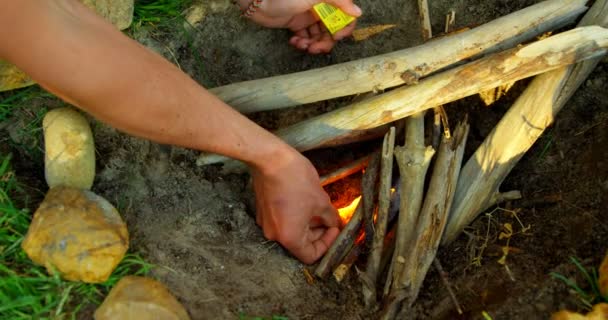 Man Verlichting Kampvuur Het Bos Man Met Wedstrijd Vak — Stockvideo