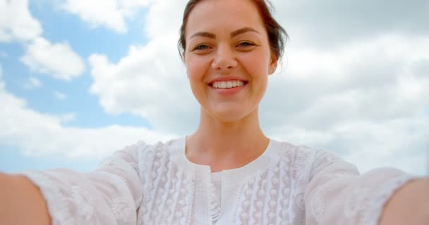 Vorderansicht Einer Jungen Kaukasischen Frau Die Einem Sonnigen Tag Strand — Stockvideo