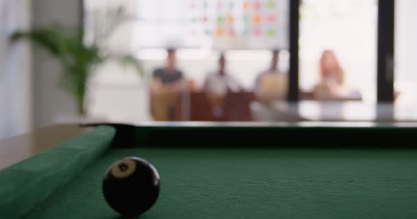 モダンなオフィスでスヌーカー テーブルのスヌーカー ボールのクローズ アップ 混合レース ビジネス チームは会議室 — ストック動画