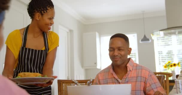 Vista Frontal Jovem Negra Servindo Comida Para Sua Família Mesa — Vídeo de Stock