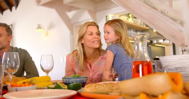 Vista Frontal Mãe Caucasiana Interagindo Com Sua Filha Mesa Jantar — Vídeo de Stock