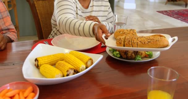 Vista Fonte Família Negra Ter Comida Mesa Jantar Uma Casa — Vídeo de Stock