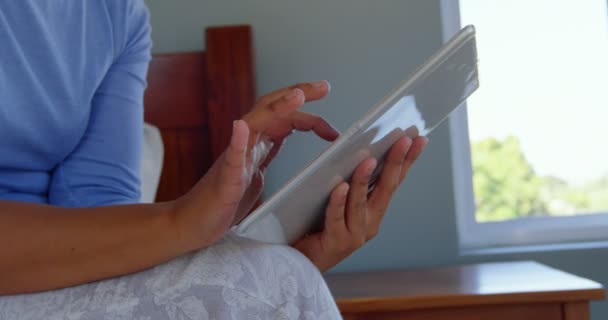 Χαμηλή Γωνία Πλευρά Άποψη Των Ώριμη Γυναίκα Χρησιμοποιώντας Ψηφιακό Tablet — Αρχείο Βίντεο