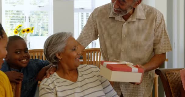 Vista Frontale Dell Uomo Colore Anziano Che Regalo Alla Donna — Video Stock