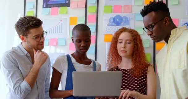 Vista Frontal Jovem Equipe Negócios Mista Trabalhando Laptop Escritório Moderno — Vídeo de Stock