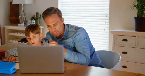 Μπροστινή Άποψη Του Νεαρός Πατέρας Καυκάσιος Βοηθώντας Γιος Την Εργασία — Αρχείο Βίντεο