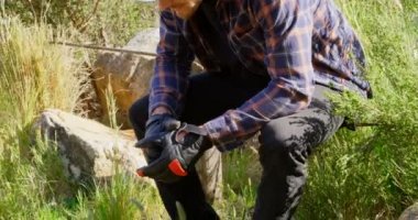 Yan görünüm kırsal güneş rahatlatıcı kaykay ile serin beyaz delikanlı. Erkek kaykaycı kaykay 4 k arıyorsunuz