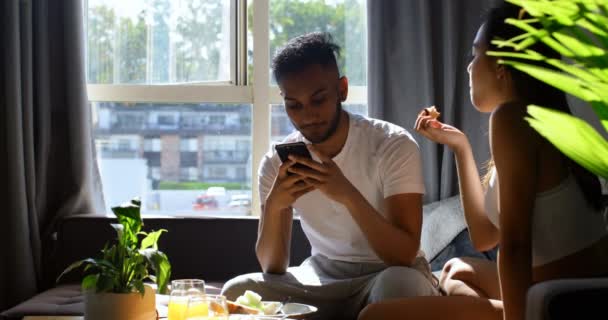 Jeune Couple Asiatique Détendre Ensemble Dans Salon Maison Jeune Homme — Video