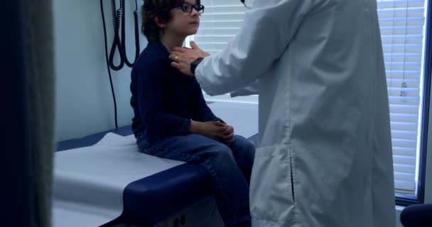 Visão Lateral Jovem Asiático Médico Masculino Examinando Paciente Menino Caucasiano — Vídeo de Stock