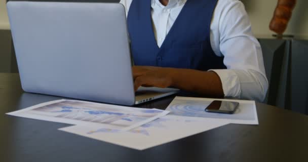 Frontansicht Eines Jungen Schwarzen Geschäftsmannes Der Einem Modernen Büro Dokumente — Stockvideo