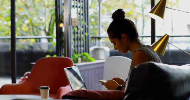 Yan Görünümü Dizüstü Bilgisayarda Çalışan Modern Ofiste Kahve Içme Genç — Stok video