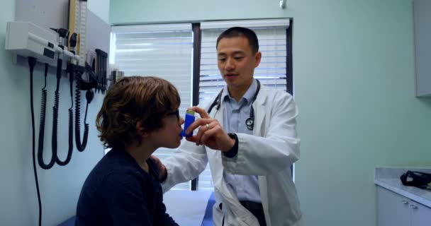 Jovem Asiático Médico Sexo Masculino Ajudando Paciente Menino Caucasiano Uso — Vídeo de Stock